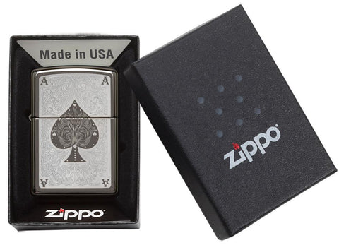 Vooraanzicht Zippo aansteker Black Ice met schoppenaas lasergravure in open verpakking