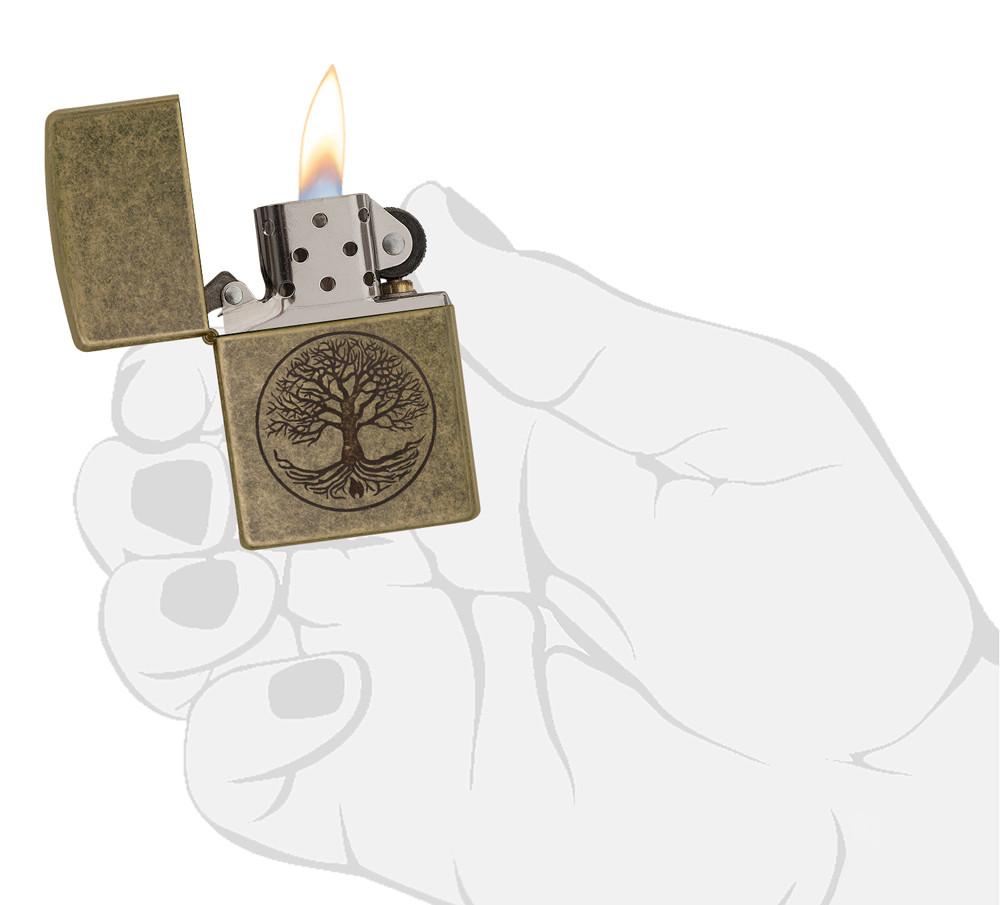 Zippo-aansteker antieke messing levensboom gravure open met vlam in handpalm