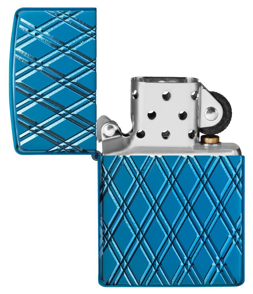 Zippo-aansteker met veel kleine ruitjes diep gegraveerd open