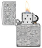 Zippo Feuerzeug Frontansicht Armor® hochglanzverchromt geöffnet und angezündet mit tief eingravierten Linien