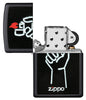 Zippo Feuerzeug Frontansicht schwarz matt geöffnet mit Abbildung von Zippo Feuerzeug in einer Hand und Zippo Logo