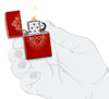 Zippo Feuerzeug Frontansicht Metallic Rot geöffnet und angezündet mit dem Heiligsten Herzens Jesu eingraviert in stilisierter Hand