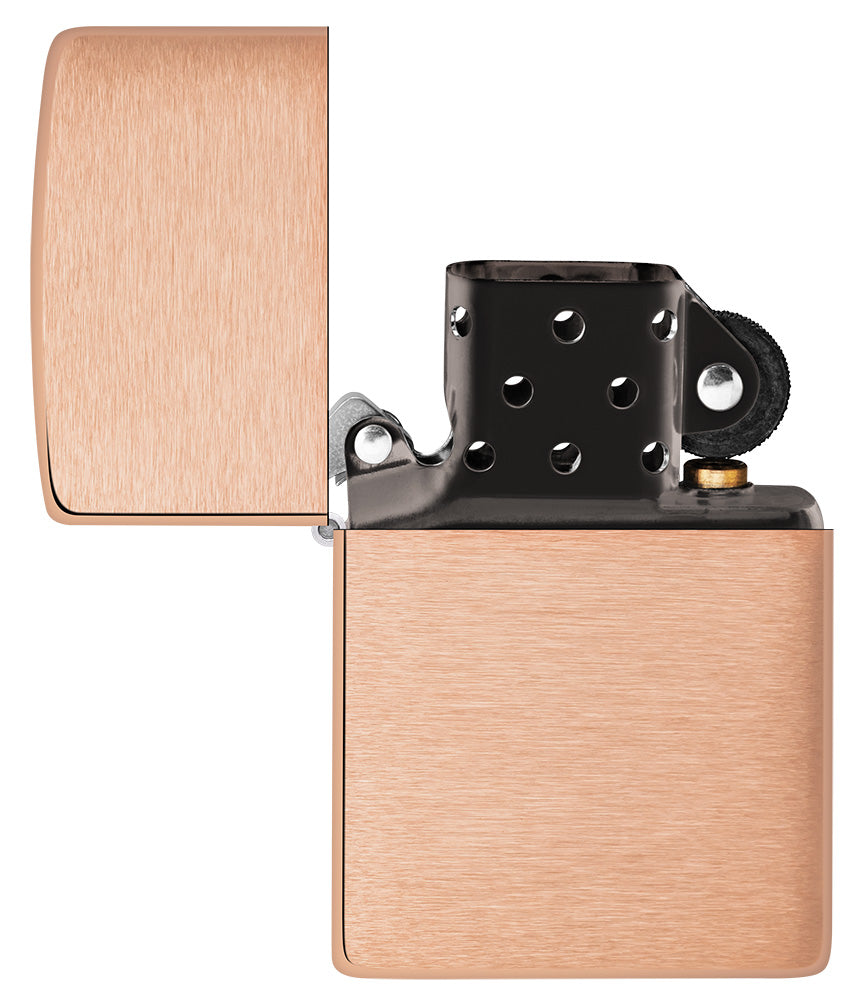 Zippo aansteker basismodel in geborsteld massief koper en zwart inzetstuk geopend zonder vlam