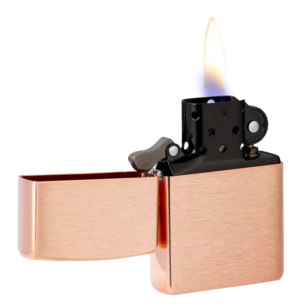 Zippo Aansteker Vooraanzicht Basismodel in Geborsteld Massief Koper en Zwart Inzetstuk Geopend met Vlam