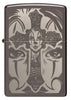 Zippo Feuerzeug Frontansicht ¾ Winkel Fotoabbildung mit Kreuz verziert mit Totenschädel und Rosen