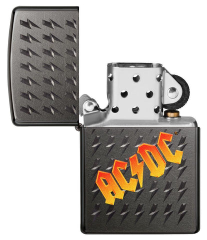 Vooraanzicht Black Ice Zippo-aansteker met AC/DC-logo en kleine gegraveerde bliksemschichten open
