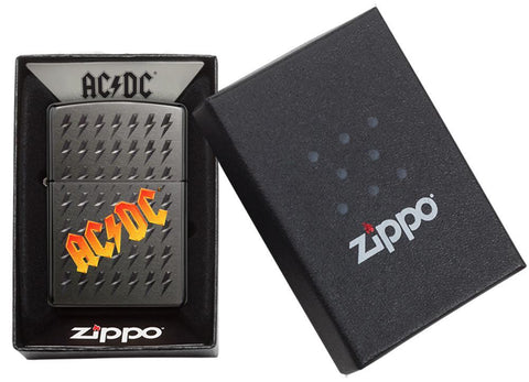 Vooraanzicht Black Ice Zippo-aansteker met AC/DC-logo en kleine gegraveerde bliksemschichten in open verpakking