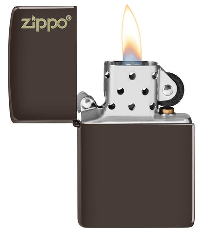 Zippo-aansteker bruin mat met Zippo-logo open met vlam