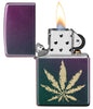 Zippo-aansteker Iridescent hennepblad lasergravure open met vlam