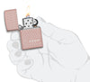 Zippo Aansteker Hoogglans Gepolijst Roségoud Geometrisch Patroon Golven Logo Alleen Online Openen met Vlam in Gestileerde Hand