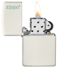 Vue de face du briquet tempête Zippo Glow In Dark Zippo Logo ouvert, avec flamme