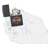 Zippo Aansteker Harley-Davidson® Zwart Mat met Textuur Print Logo Alleen Online Openen met Vlam in Gestileerde Hand