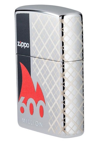 Zippo Aansteker 600 Miljoen zijaanzicht ¾ hoek in hoogglans chroom optiek met 360° lasergravure met aanstekernaam omgeven door een rode vlam en met een zwarte balk aan de zijkant