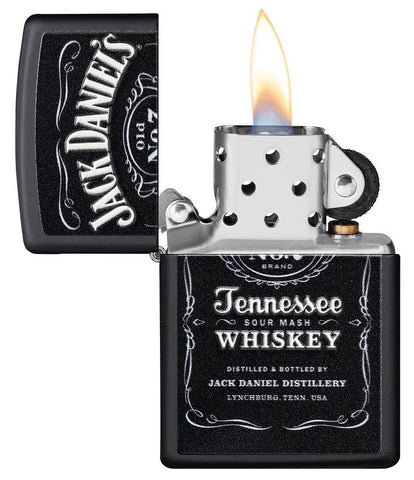 Vooraanzicht Zippo-aansteker zwart mat met Jack Daniel's-logo open met vlam 
