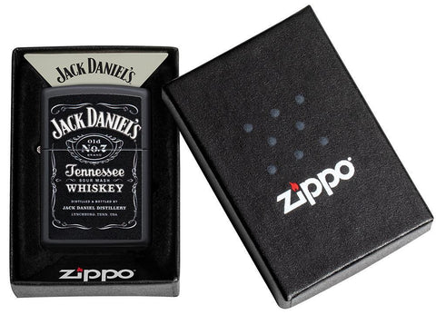 Vooraanzicht Zippo-aansteker zwart mat met Jack Daniel's-logo in open geschenkverpakking