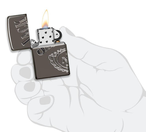 Zippo-aansteker grijs glanzend met Jack Daniel's-logo over drie zijden open met vlam in handpalm