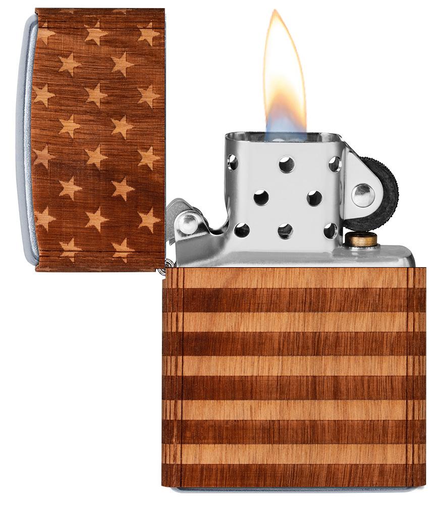 Zippo-aansteker chroom Woodchuck American Flag 360° open met vlam
