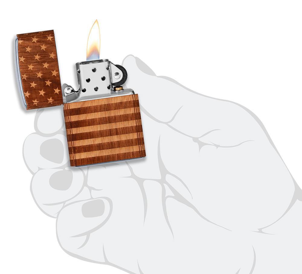 Zippo-aansteker chroom Woodchuck American Flag 360° open met vlam in handpalm