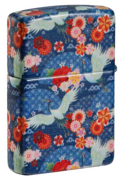 Achteraanzicht 3/4 hoek Zippo Aansteker Kimono 540 graden ontwerp met witte grote vogels en rode bloemen