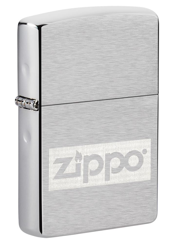 Vooraanzicht 3/4 hoek Zippo-geschenkset chroom met Zippo-logo