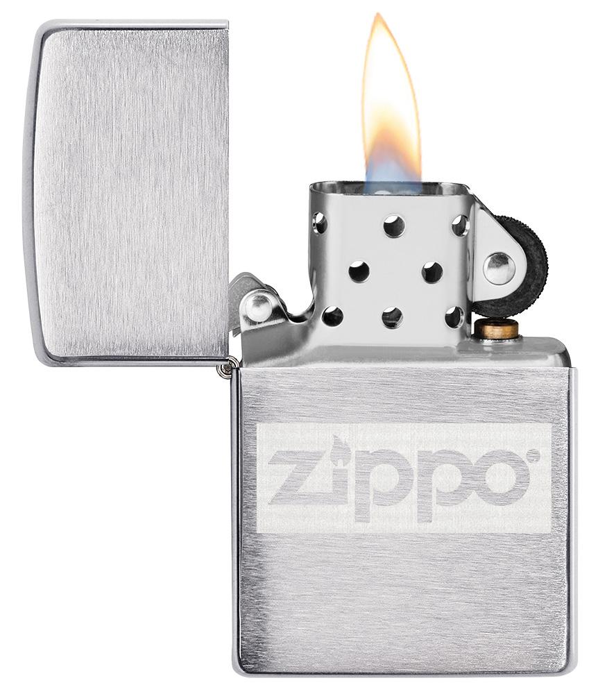 Zippo-aansteker chroom met Zippo-logo open met vlam