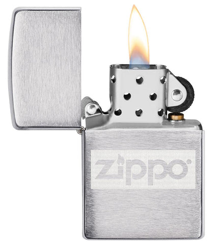 Zippo-aansteker chroom met Zippo-logo open met vlam