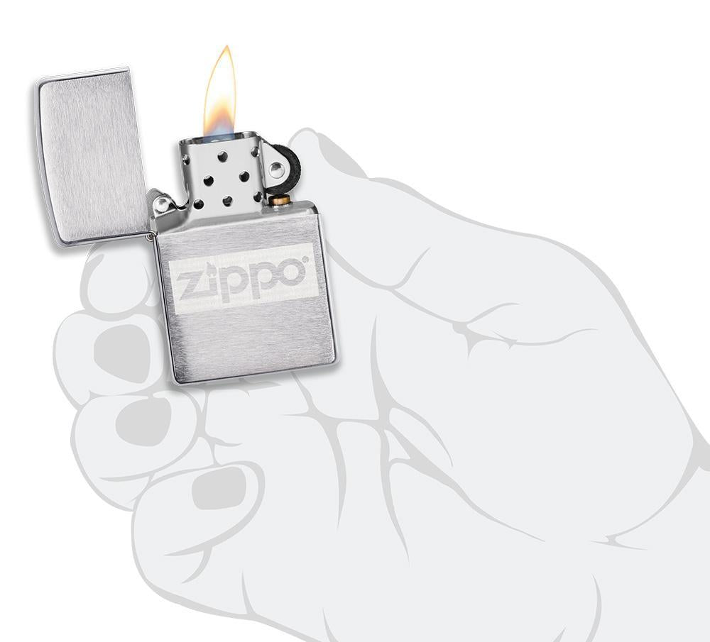 Zippo-aansteker chroom met Zippo-logo open met vlam in handpalm