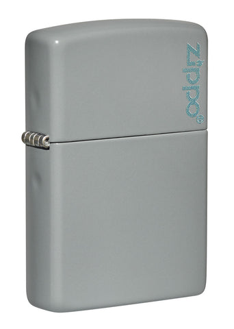 Vooraanzicht 3/4 hoek Zippo aansteker Flat Grey basismodel mat grijs met Zippo logo