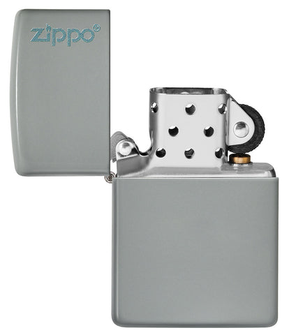 Zippo aansteker Flat Grey basismodel mat grijs met Zippo logo geopend zonder vlam
