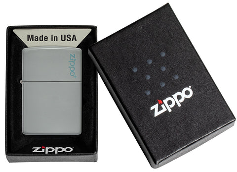 Zippo aansteker Flat Grey basismodel mat grijs met Zippo logo in open geschenkverpakking
