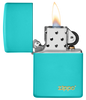 Briquet Zippo vue de face du briquet tempête Zippo Flat Turquoise avec logo ouvert, avec flamme