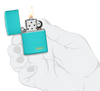 Briquet tempête Zippo Flat Turquoise avec logo dans une main pour représenter la taille du briquet