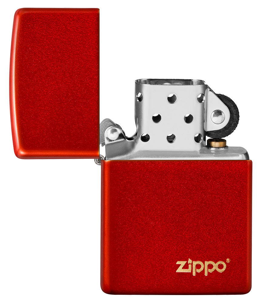 Zippo Aansteker Metallic Rood Gegraveerd met Zippo Logo Geopend Zonder Vlam