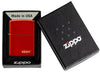 Zippo aansteker metallic rood gegraveerd met Zippo logo in geopende verpakking