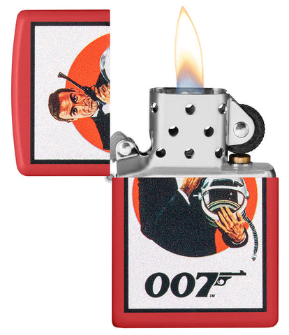 Zippo aansteker mat rood met James Bond 007™ in een zwart pak en pistool en astronautenhelm open met vlam