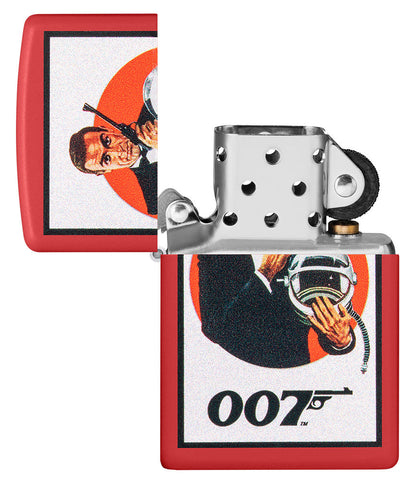 Zippo aansteker mat rood met James Bond 007™ in een zwart pak en pistool en astronautenhelm geopend zonder vlam