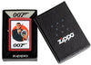 Zippo aansteker mat rood met James Bond 007™ in een zwart pak evenals pistool en astronautenhelm in open geschenkverpakking