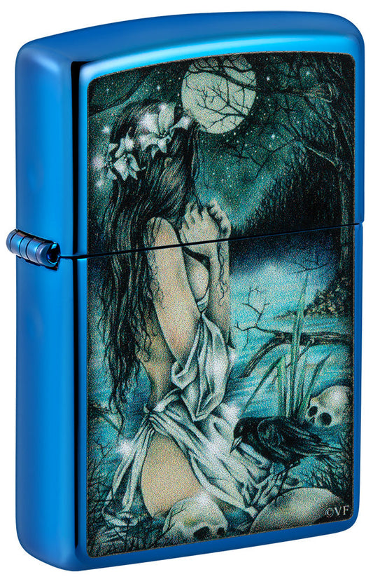 Zippo aansteker vooraanzicht ¾ hoek glanzend blauw in mystiek landschap met licht geklede dame aan het meer omringd door doodshoofden zowel als kraaien