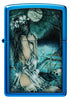 Zippo aansteker vooraanzicht hoogglans blauw in mystiek landschap met licht geklede dame aan het meer omringd door doodshoofden en kraaien