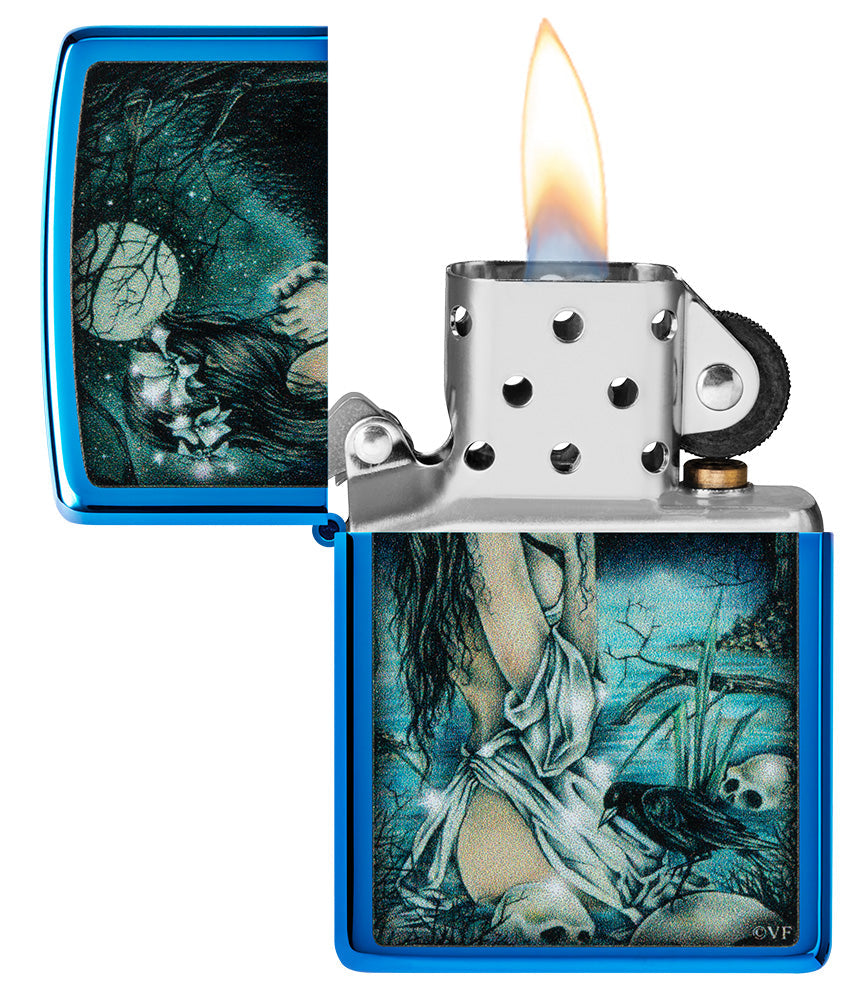 Zippo aansteker glanzend blauw in mystiek landschap met licht geklede dame aan het meer omringd door schedels en kraaien geopend met vlam
