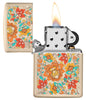 Zippo Feuerzeug Farbdruck sandfarben mit floralem Blumenmuster im Hippiestil geöffnet mit Flamme