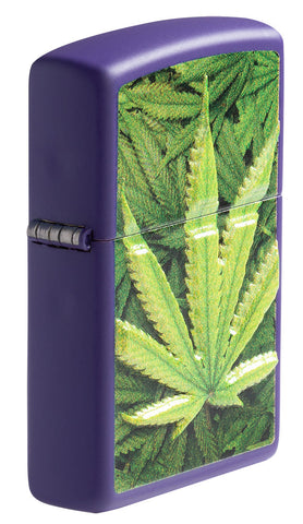 Zippo Feuerzeug Seitenansicht ¾ Winkel lila matt mit Abbildung von Cannabis Pflanzen