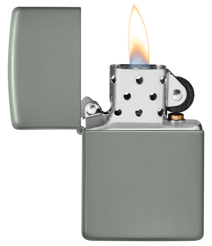 Zippo Feuerzeug Basismodell sanftes Sage Grau geöffnet mit Flamme