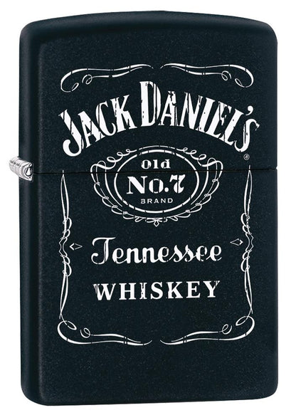 Vooraanzicht 3/4 hoek Zippo-aansteker zwart met wit Jack Daniel's-logo