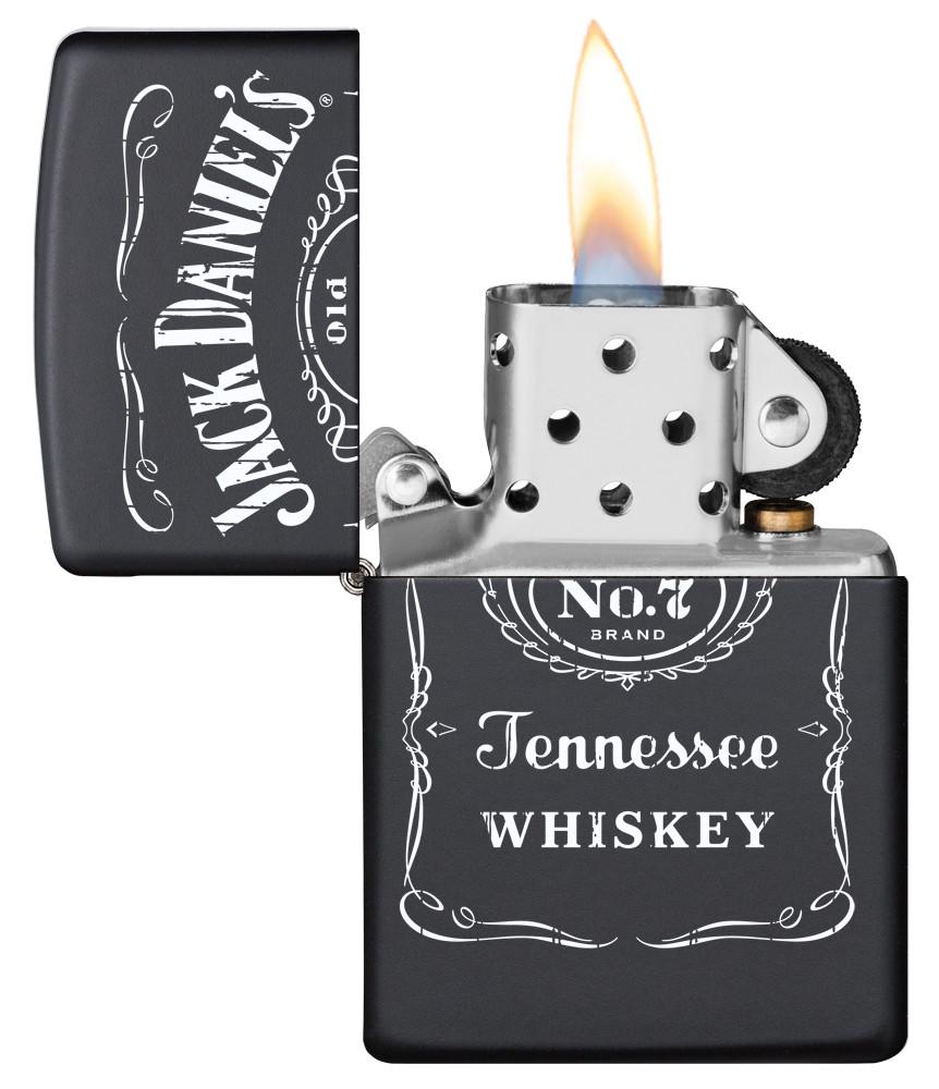 Zippo-aansteker zwart met wit Jack Daniel's-logo open met vlam
