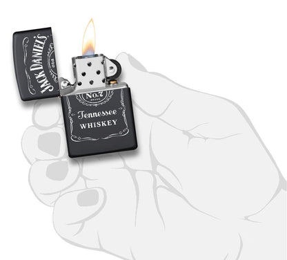 Zippo-aansteker zwart met wit Jack Daniel's-logo open met vlam in handpalm
