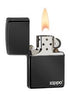 Zippo aansteker zwart hoogglans met Zippo-logo geopend met vlam