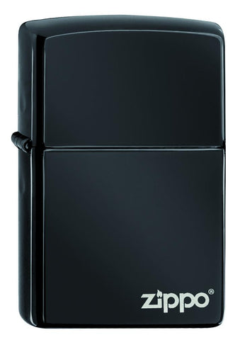 Vooraanzicht 3/4 hoek Zippo aansteker zwart hoogglans met Zippo-logo