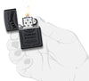 Zippo-aansteker zwart Jack Daniel's-logo open met vlam in handpalm