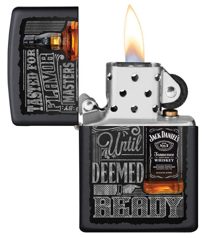 Zippo-aansteker zwart met Jack Daniel's-fles open met vlam